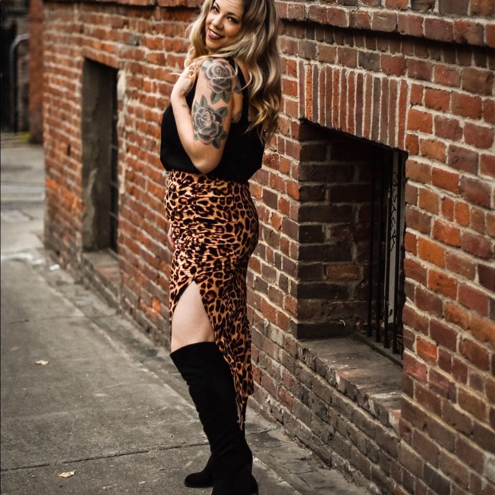 High waist leopard midi-skirt with slit